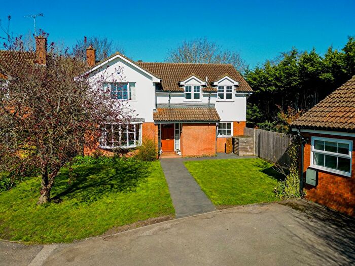 5 Bedroom Detached House For Sale In Elsmore Close, Aylesbury, HP21