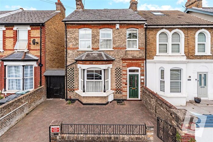 3 Bedroom End Of Terrace House For Sale In Whitehill Road, Gravesend, Kent, DA12