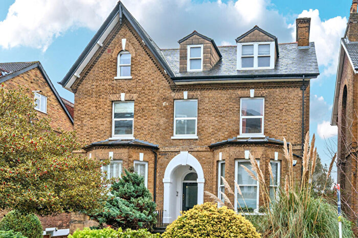 2 Bedroom Apartment For Sale In Thicket Road, London, SE20