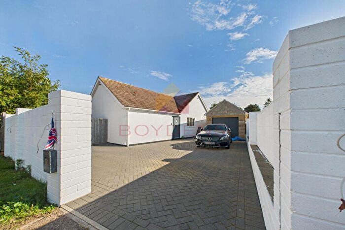 4 Bedroom Detached Bungalow For Sale In Dumont Avenue, St Osyth, CO16