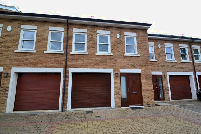 4 Bedroom Town House To Rent In Kingfisher Close, Broxbourne, Hertfordshire, EN10