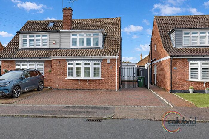 3 Bedroom Semi-Detached House For Sale In Goldsmiths Avenue, Corringham, SS17