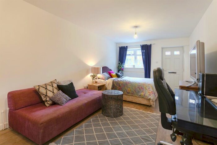 Studio To Rent In Downing Drive, Leicester, LE5