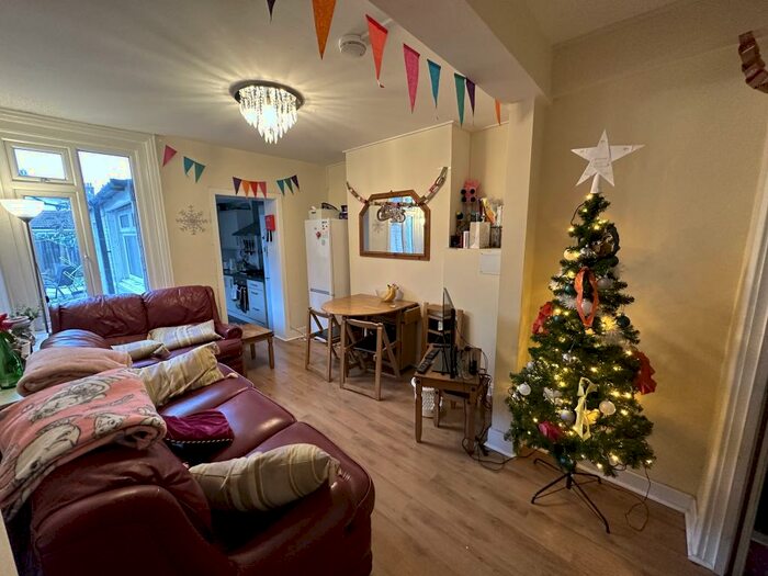 5 Bedroom House To Rent In Burnham Avenue, Bognor Regis, PO21