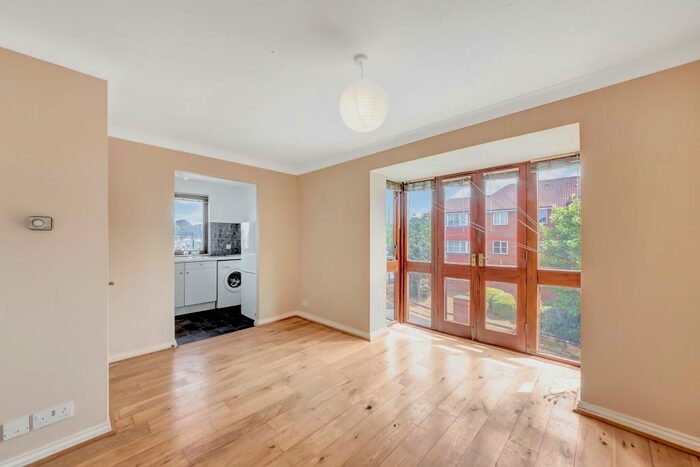 Studio To Rent In Farriers Road, Epsom, KT17