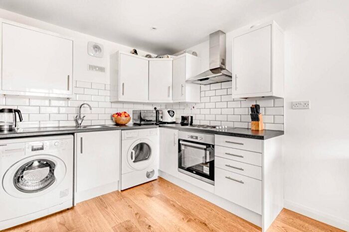 2 Bedroom Flat To Rent In Grenfell Road, Tooting, Mitcham, CR4