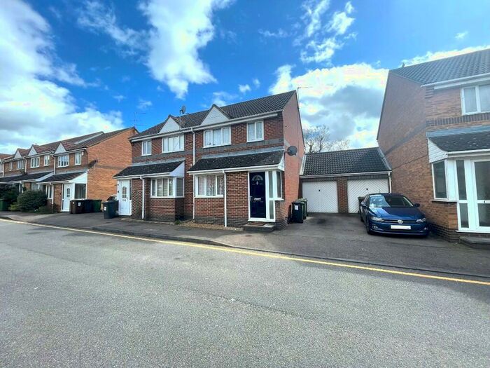 3 Bedroom End Of Terrace House To Rent In Pinewood Drive, Potters Bar, Hertfordshire, EN6