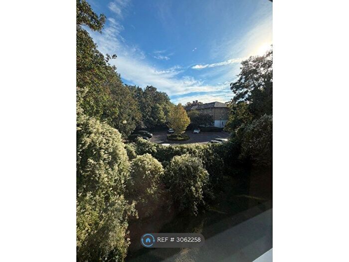 1 Bedroom Flat To Rent In Chipstead Close, Sutton, SM2