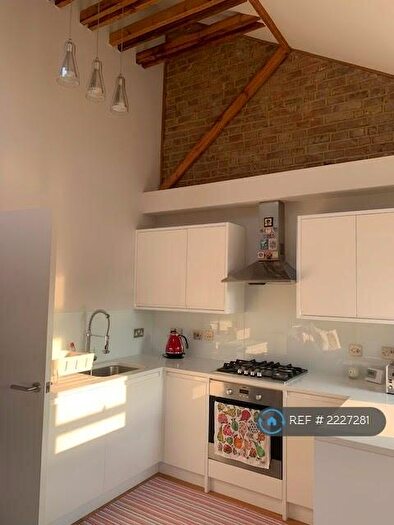 2 Bedroom Flat To Rent In Top Floor, London, SE22