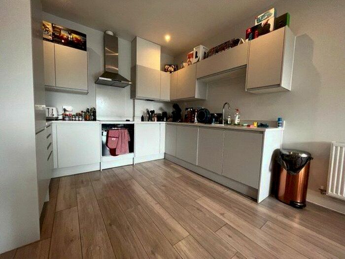 1 Bedroom Flat To Rent In South Street, Staines-Upon-Thames, Surrey, TW18