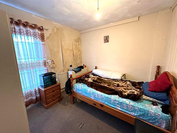 3 Bedroom Terraced House For Sale In Midland Road, High Town, Luton, Bedfordshire, LU2