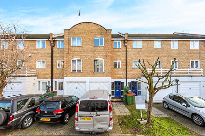 3 Bedroom Terraced House To Rent In Grimsby Grove, E16