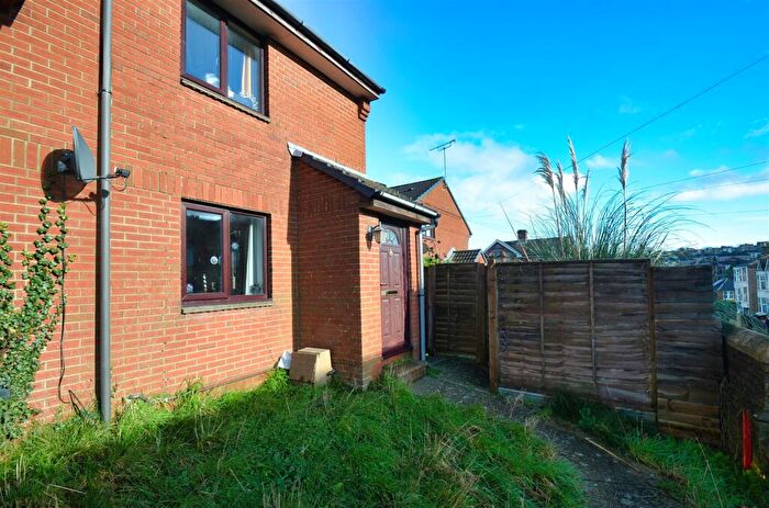 2 Bedroom Semi-Detached House For Sale In Central Ryde, PO33