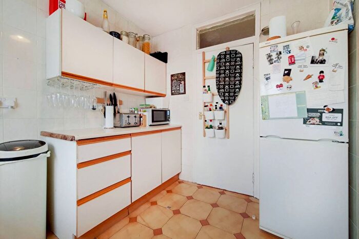 2 Bedroom Flat To Rent In Lordship Lane, East Dulwich, London, SE22