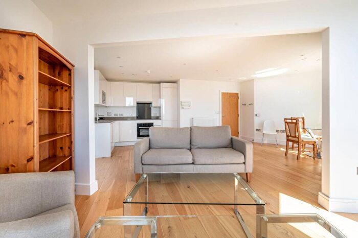 3 Bedroom Flat To Rent In Sky View Tower, Stratford, London, E15