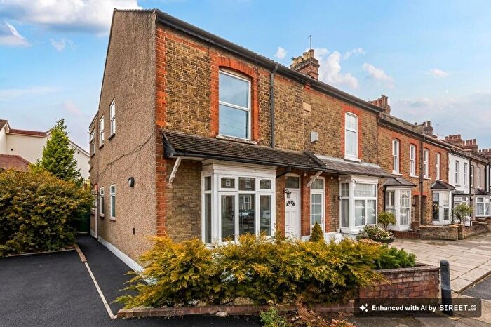 1 Bedroom Ground Maisonette For Sale In Mead Road, Edgware, HA8