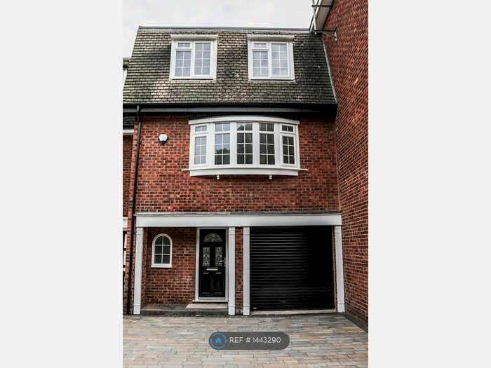 3 Bedroom Semi-Detached House To Rent In Woodlea, Worsley, Manchester, M28