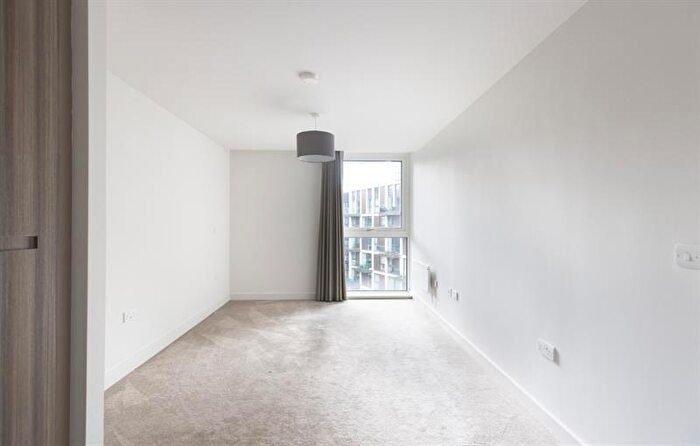 1 Bedroom Flat To Rent In Rochdale Road, Manchester, Greater Manchester, M4