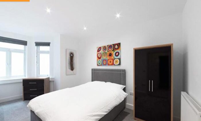 3 Bedroom Flat To Rent In Mitcham Road, London, SW17