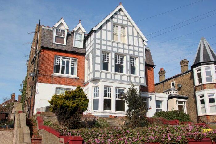 2 Bedroom Flat To Rent In Palmerston Road, Westcliff-On-Sea, SS0