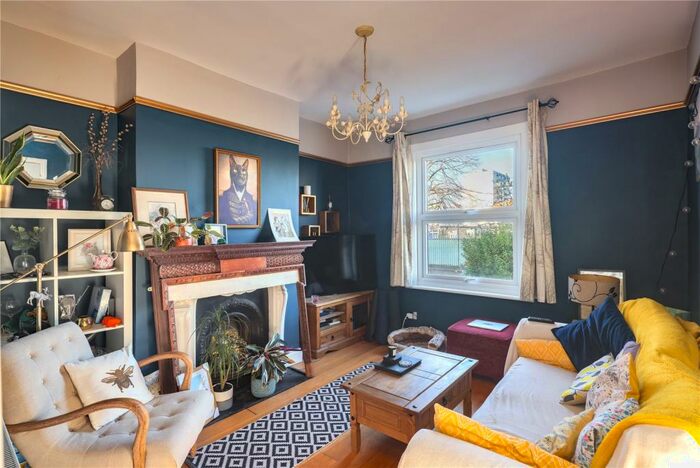 3 Bedroom End Of Terrace House To Rent In Buxton Road, Stratford, London, E15