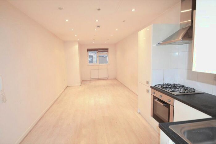 Studio To Rent In Finchley Road, London, NW11