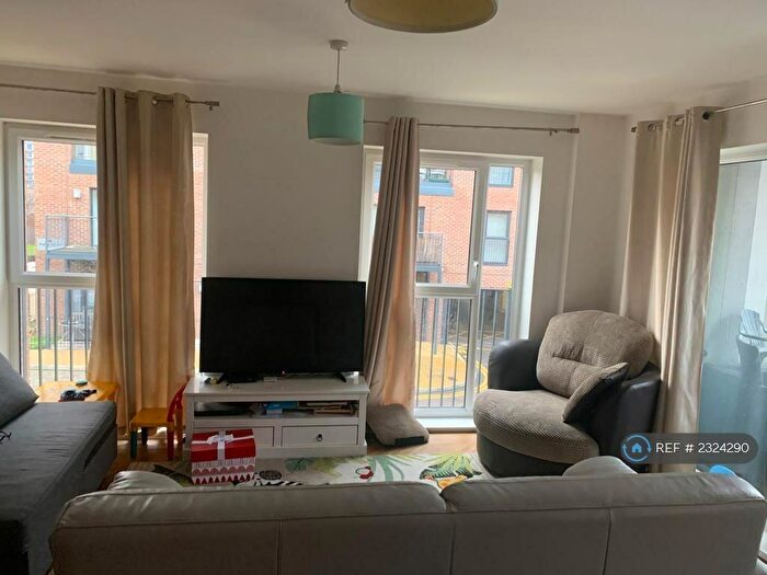 2 Bedroom Flat To Rent In Wave Court, Romford, RM7