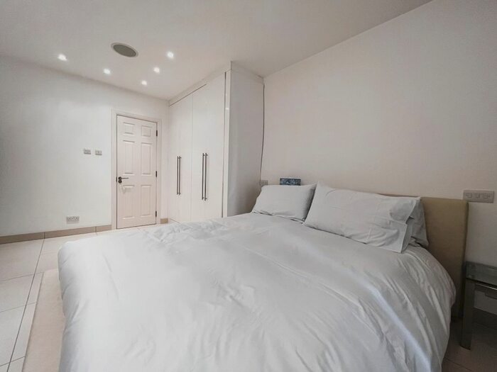 3 Bedroom Flat To Rent In Portman Square, Marylebone, London, W1H
