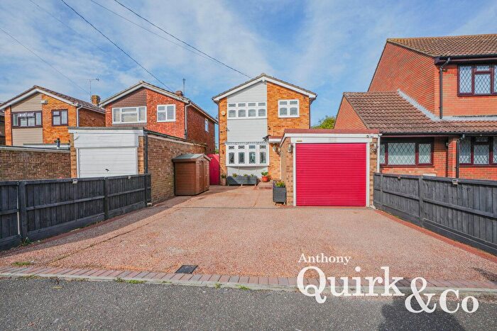 3 Bedroom Detached House For Sale In Central Avenue, Canvey Island, SS8