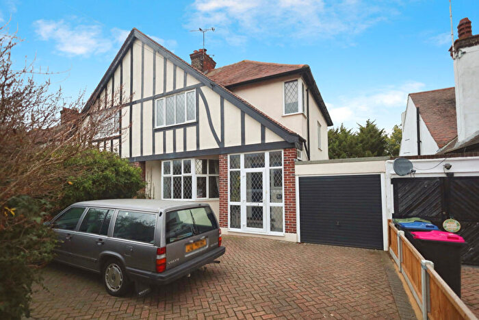 3 Bedroom Semi Detached House For Sale In Bridgwater Drive, Westcliff-on-sea, SS0