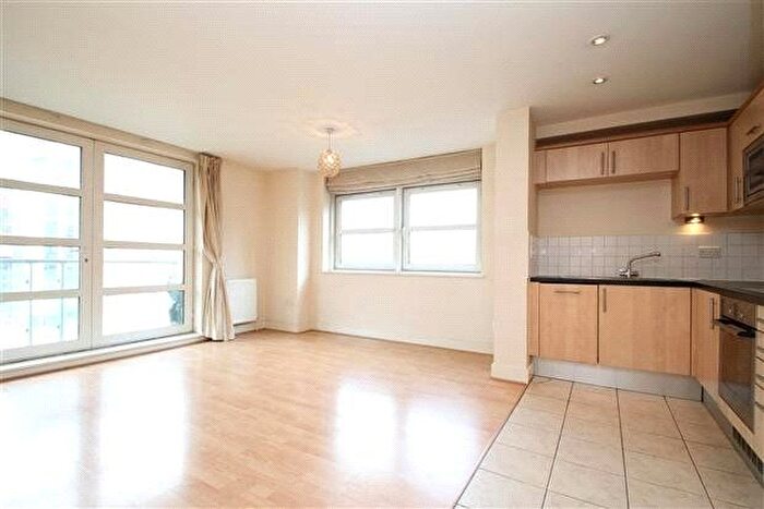 1 Bedroom Flat To Rent In Putney Hill, Hedley Court, Putney, SW15