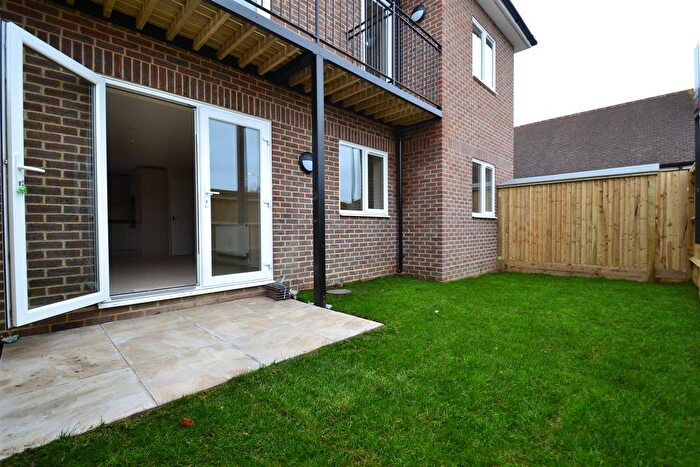 2 Bedroom Flat To Rent In High Street, Horley, RH6