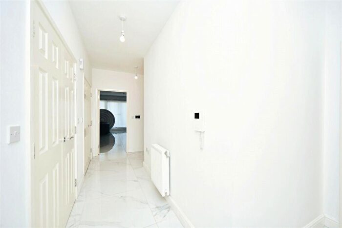 2 Bedroom Flat For Sale In Tovil, Maidstone, Kent, ME15
