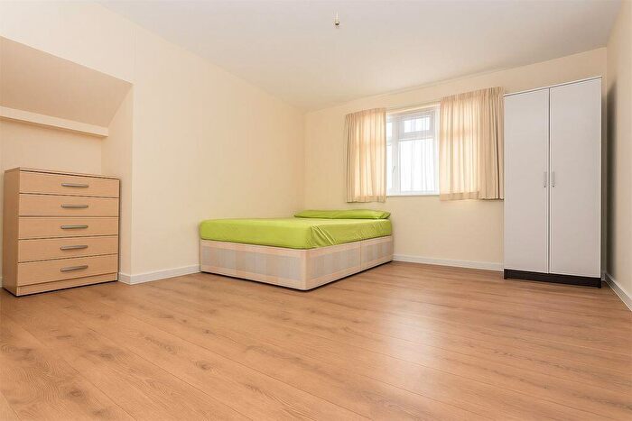 Studio To Rent In Very Spacious Flat In Totetnham - ., M2