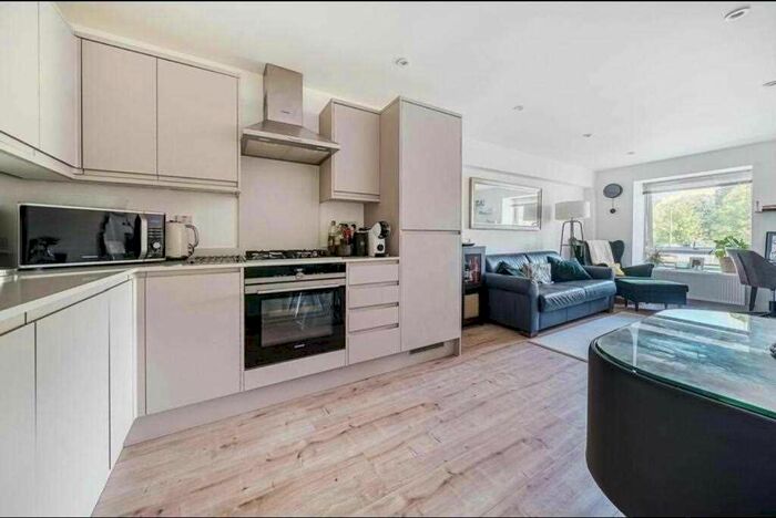 1 Bedroom Flat To Rent In Buckingham House East, Buckingham Parade, The Broadway, Stanmore, HA7