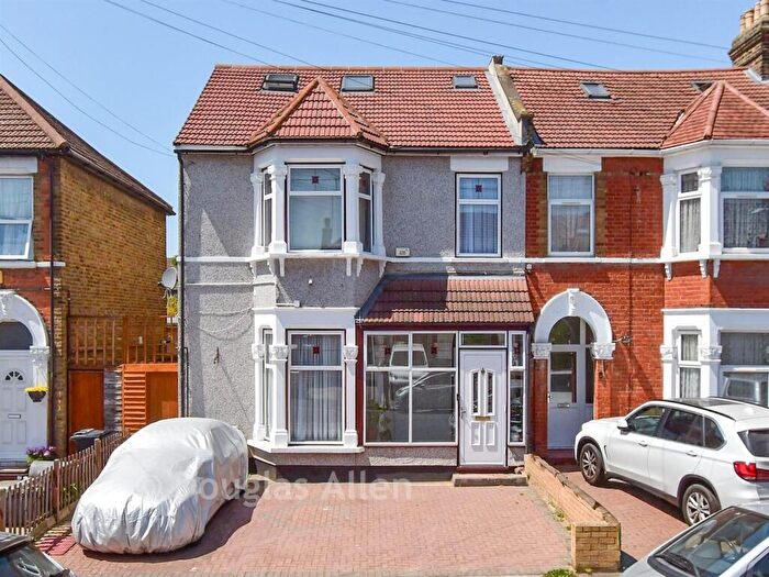 6 Bedroom End Of Terrace House For Sale In Blythswood Road, Seven KIngs, Essex, IG3