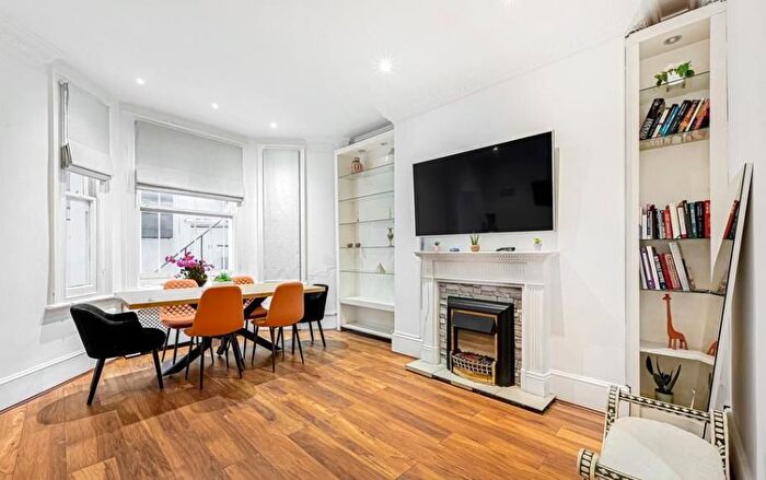 1 Bedroom Flat To Rent In Queen Street, Mayfair, London, W1J
