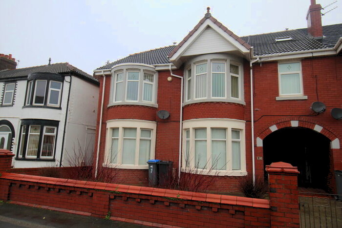 2 Bedroom Apartment To Rent In Cornwall Avenue, FY2