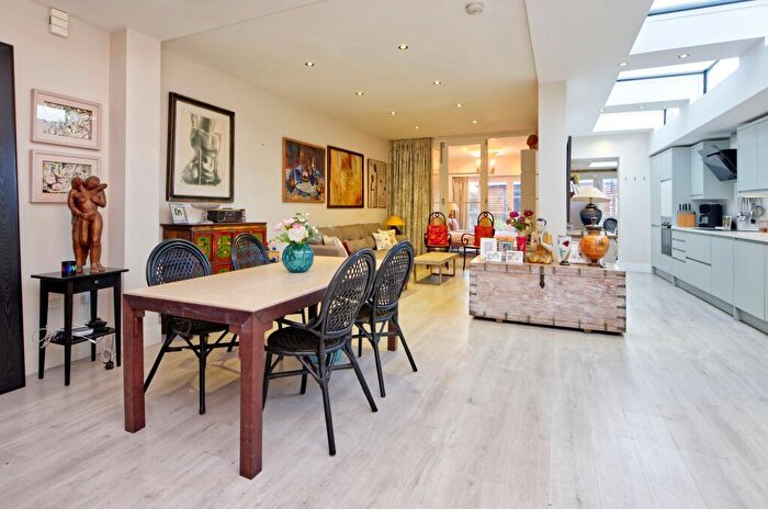 2 Bedroom Flat For Sale In Lynton Road, Queens Park, NW6