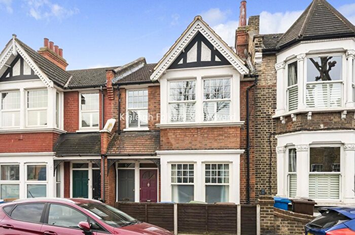 2 Bedroom Flat For Sale In Cheltenham Road, Upper Nunhead, London, SE15