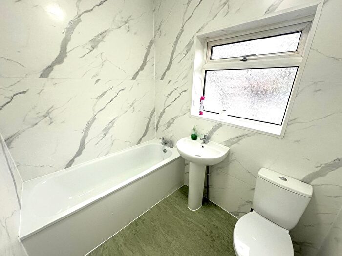 3 Bedroom Flat To Rent In High Street, Ilford, IG6