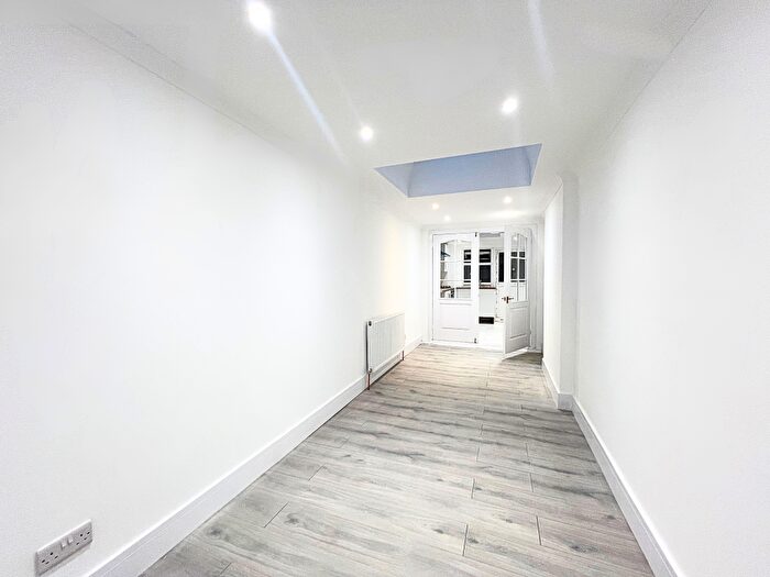 2 Bedroom Flat To Rent In Beech Avenue, Ruislip, Middlesex, HA4