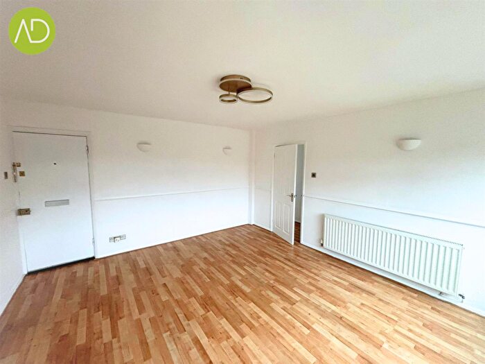 2 Bedroom Apartment To Rent In Hadleigh Court, Broxbourne, EN10
