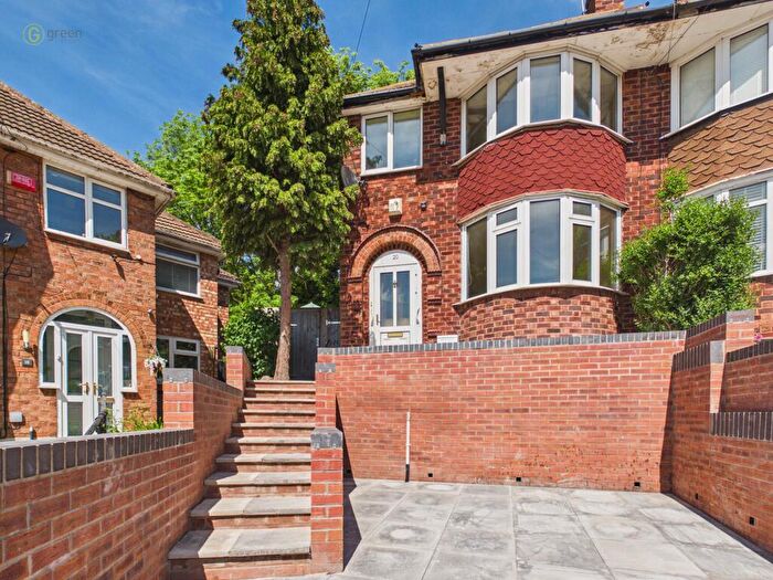 3 Bedroom Semi Detached House For Sale In Hollywood Croft, Birmingham, B42