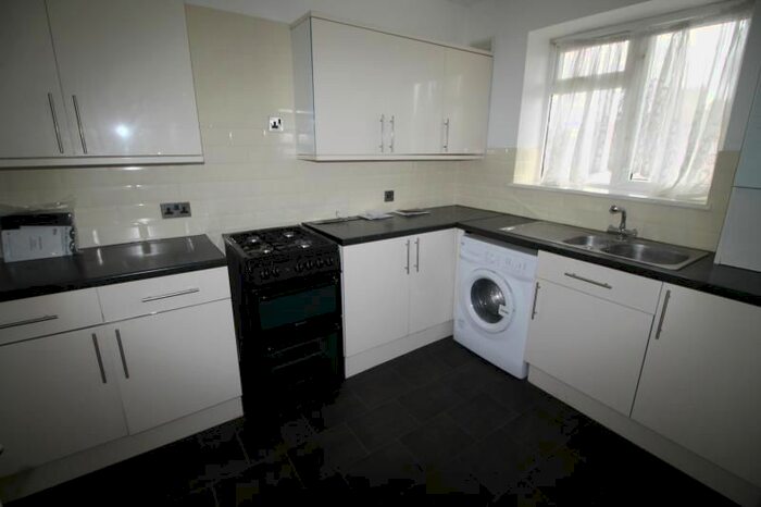 2 Bedroom Flat To Rent In Dagenham Road, Romford RM7