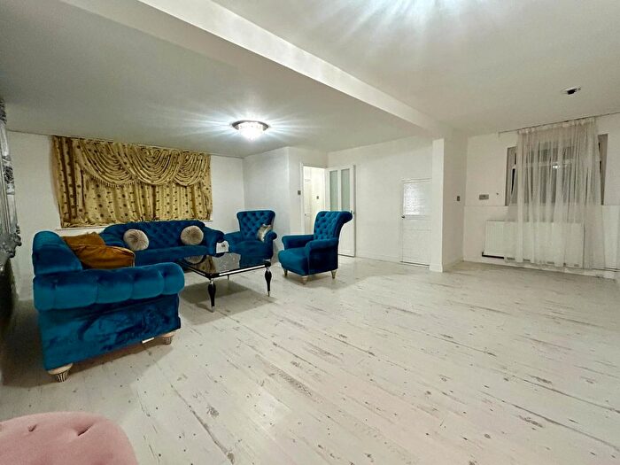 3 Bedroom Terraced House To Rent In London, N21