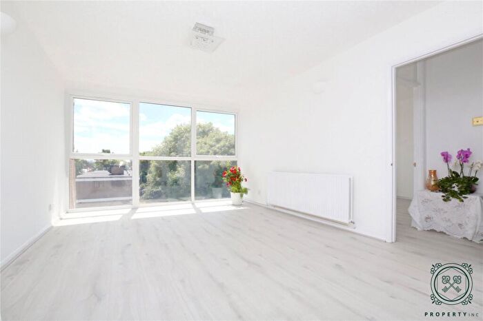2 Bedroom Apartment For Sale In Lyndum Court, Lordship Lane, N22