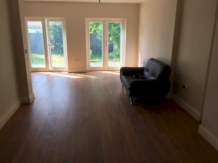 4 Bedroom Semi-Detached House To Rent In Villiers Avenue, Twickenham, TW2