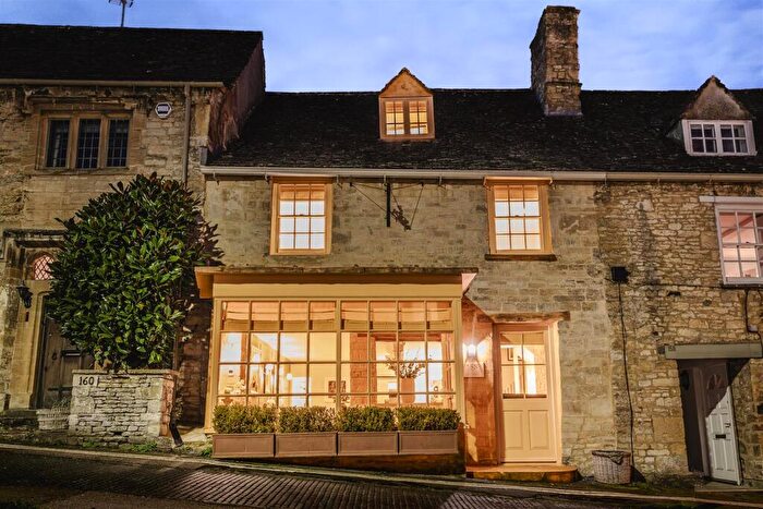 3 Bedroom Town House For Sale In The Hill, Burford, OX18