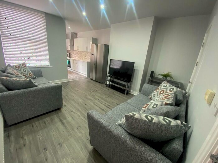 6 Bedroom Terraced House To Rent In Club Garden Road, Sheffield, S11